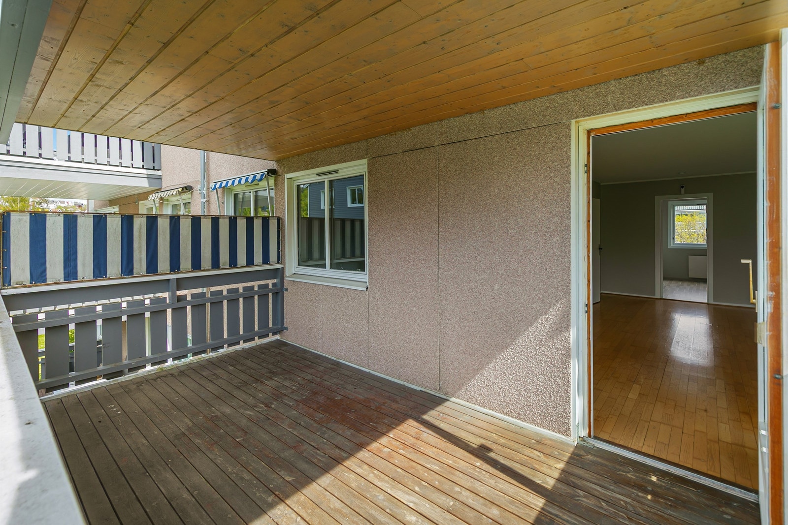 Balkongen på 10 m² og belagt med terrassebord og Galleribilde
