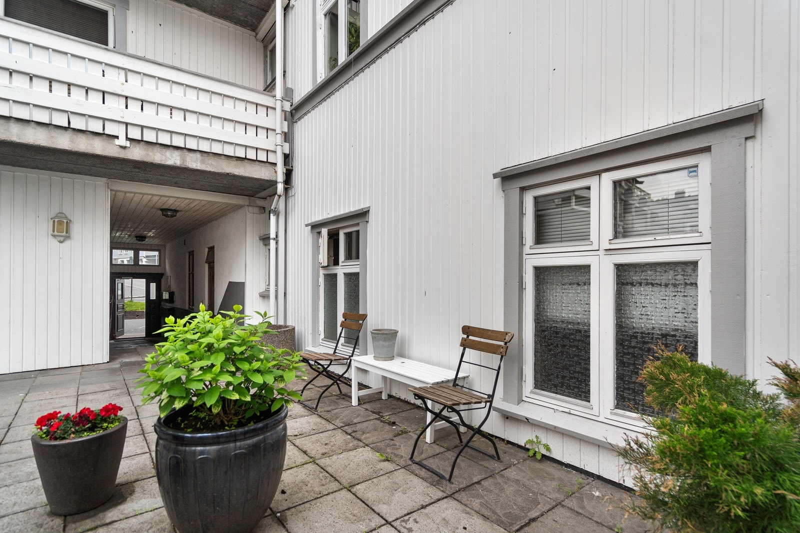 Hyggelig bakgård Galleribilde