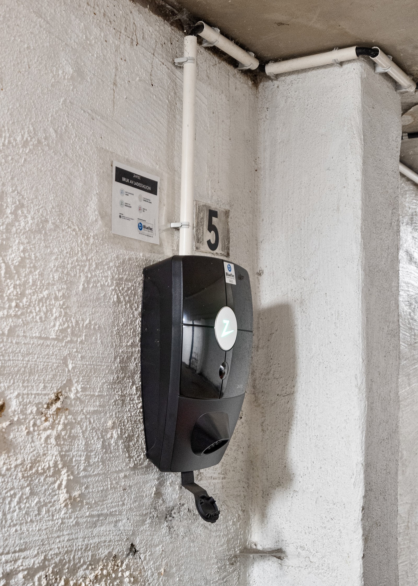 Egen parkeringsplass med elbillader (kr 100,-/mnd) Galleribilde