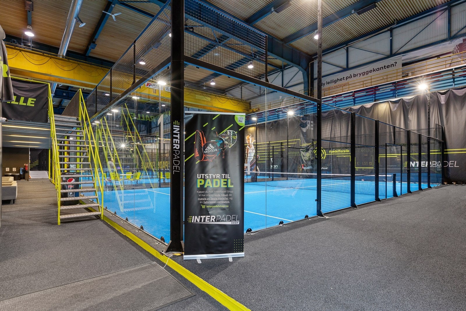 Padel har inntatt Norge med storm, og få minutter fra boligen finner du Inter padel med mange baner Galleribilde