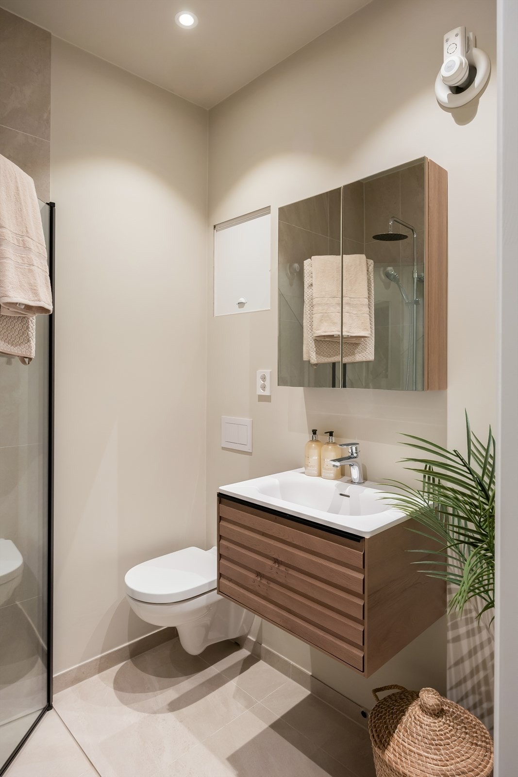 Badet er vurdert til tilstandsgrad 0 av takstmann og holder en pen standard. Det vil bli installert en 40 x 60 cm vaskemaskin på badet før overtakelse. Alternativt kan en standard vaskemaskin installeres på kjøkkenet mot et pristillegg. Konferer megler. Galleribilde