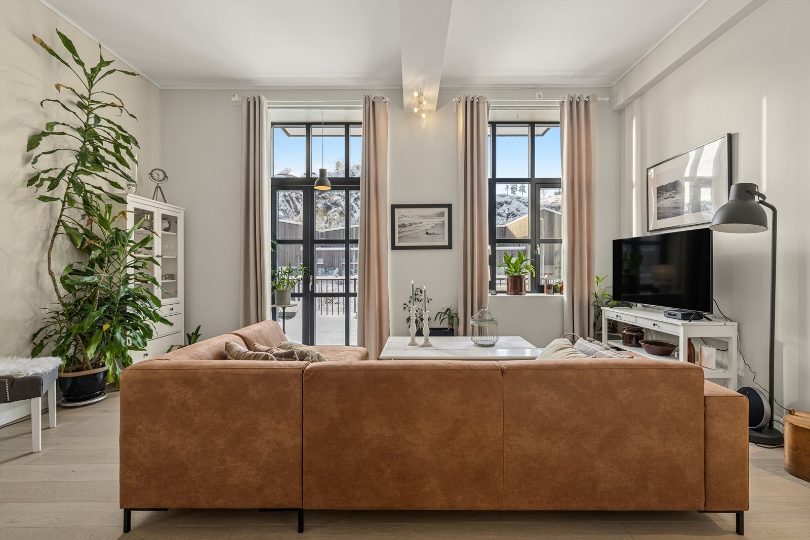 Her kan en innrede etter ønske med både stort spisebord, TV-krok og ønsket møblement, mulighetene er mange. Galleribilde