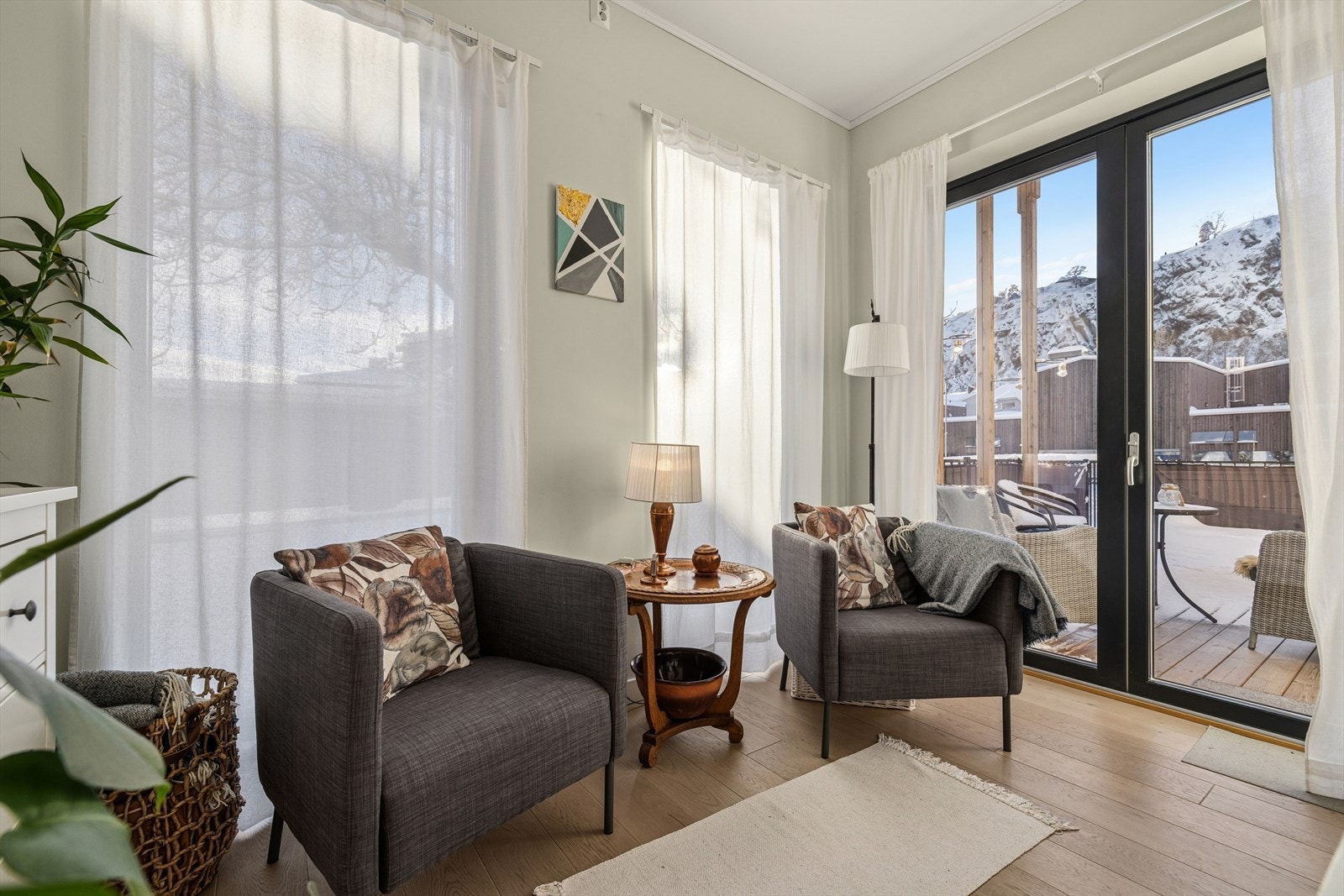 Det er i tillegg en ekstra skjermet del til rommet, som er perfekt for etablering av egen TV-stue eller bibliotek. En slik ekstra del gir ekstra flesibiltet for innredning av stuen. Galleribilde