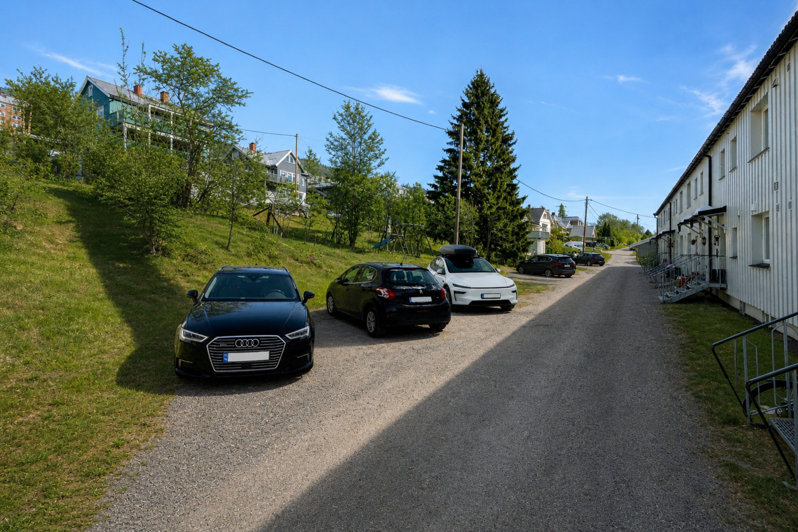 Det er parkeringsmuligheter på borettslagets fellesareal utenfor leiligheten. Parkering er ikke tilknyttet faste plasser og skjer etter gjeldende regler og tilgjengelighet.
Bildet er redigert med KI. Galleribilde