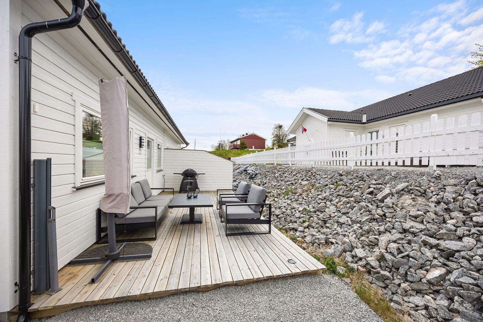 Belysning er montert, og uteplassen har stikkontakt og plass til en stor sittegruppe. Galleribilde