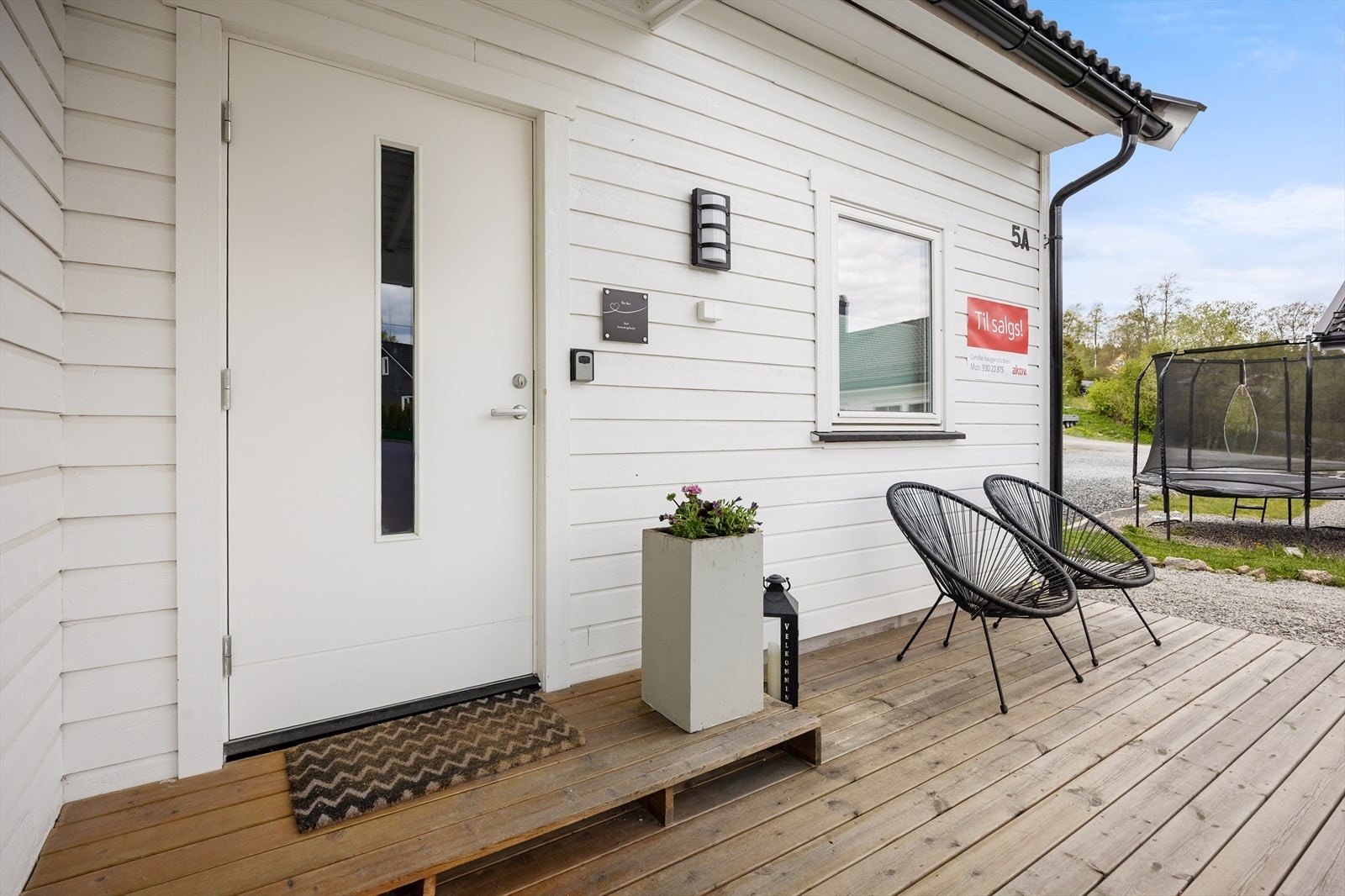 Inngangen er overbygd på terrassen, og har belysning, utestikk og en hendig sportsbod. Galleribilde