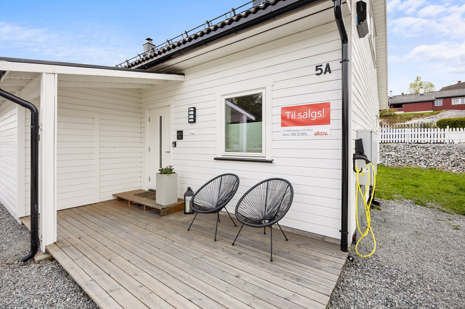 På begge sider av boligen er det solrike uteområder. Ved inngangspartiet er det etablert en fin adkomstterrasse med god plass til utemøblement. Galleribilde