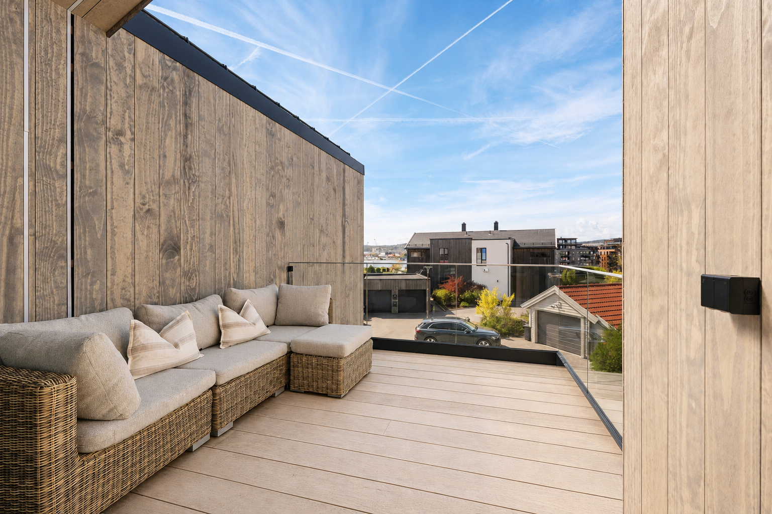Solrik terrasse med flott utsyn over nærområdet. Galleribilde