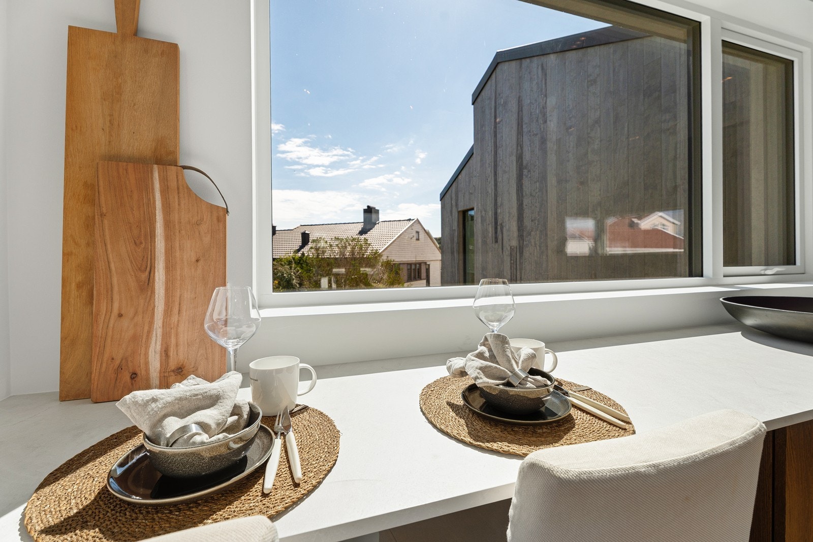 Spiseplass med utsyn mot uteområde og arkitektonisk uttrykk. Galleribilde