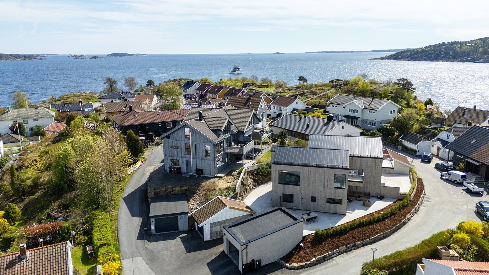 Attraktiv beliggenhet i etablert boligområde nær sjøen. Galleribilde