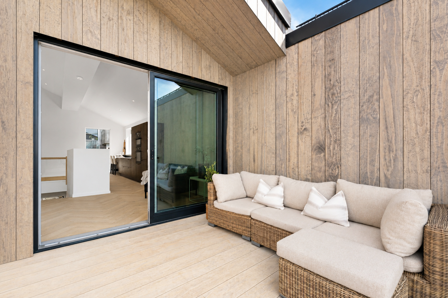 Sømløs overgang mellom stue og terrasse via store skyvedører. Galleribilde