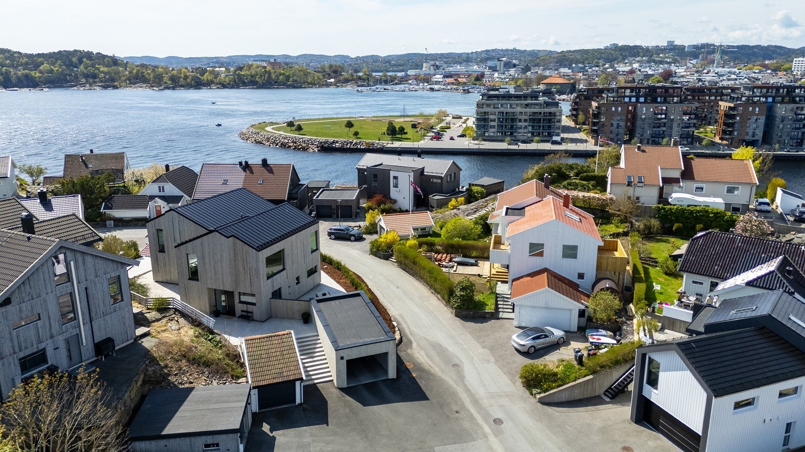 Nærhet til sjø og by med flott oversikt over nærområdet. Galleribilde