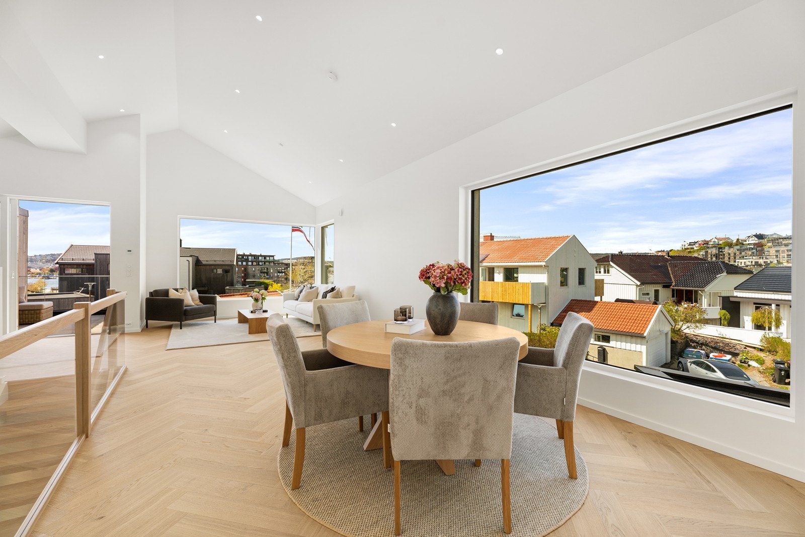 Åpen spise, og stueløsning med store vindusflater. Galleribilde