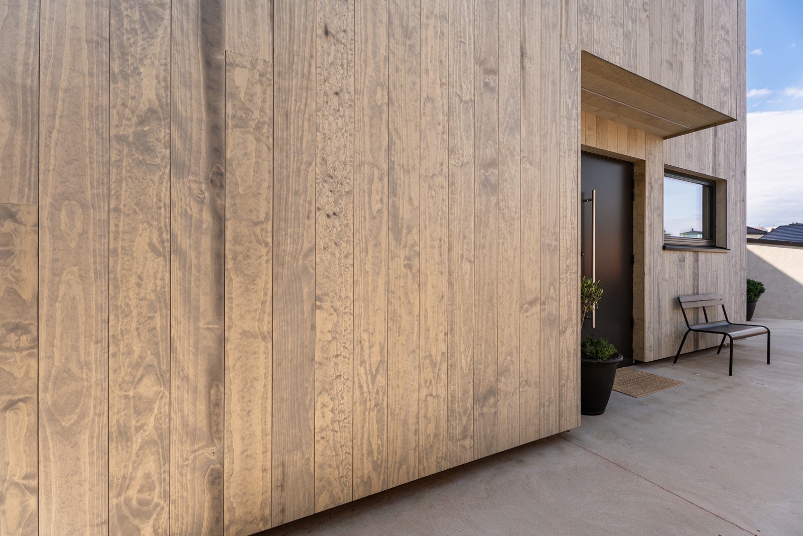 Moderne fasade med vedlikeholdsvennlig accoya kledning. Galleribilde