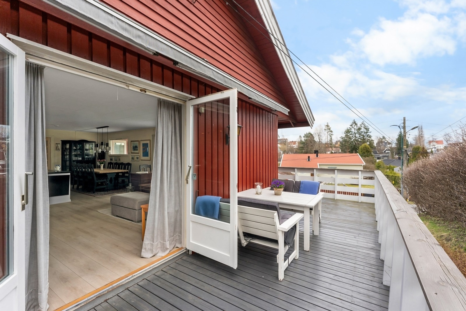 Pen og velholdt enebolig i blindvei med trivelige og solrike utearealer. Foto: Zovenfra AS Galleribilde