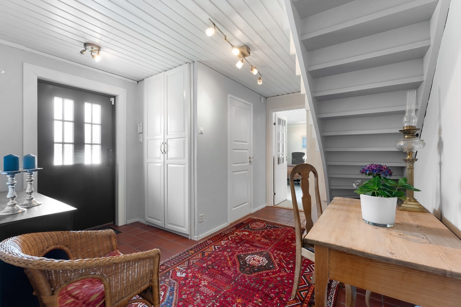 Romslig entré med god plass for yttertøy Galleribilde