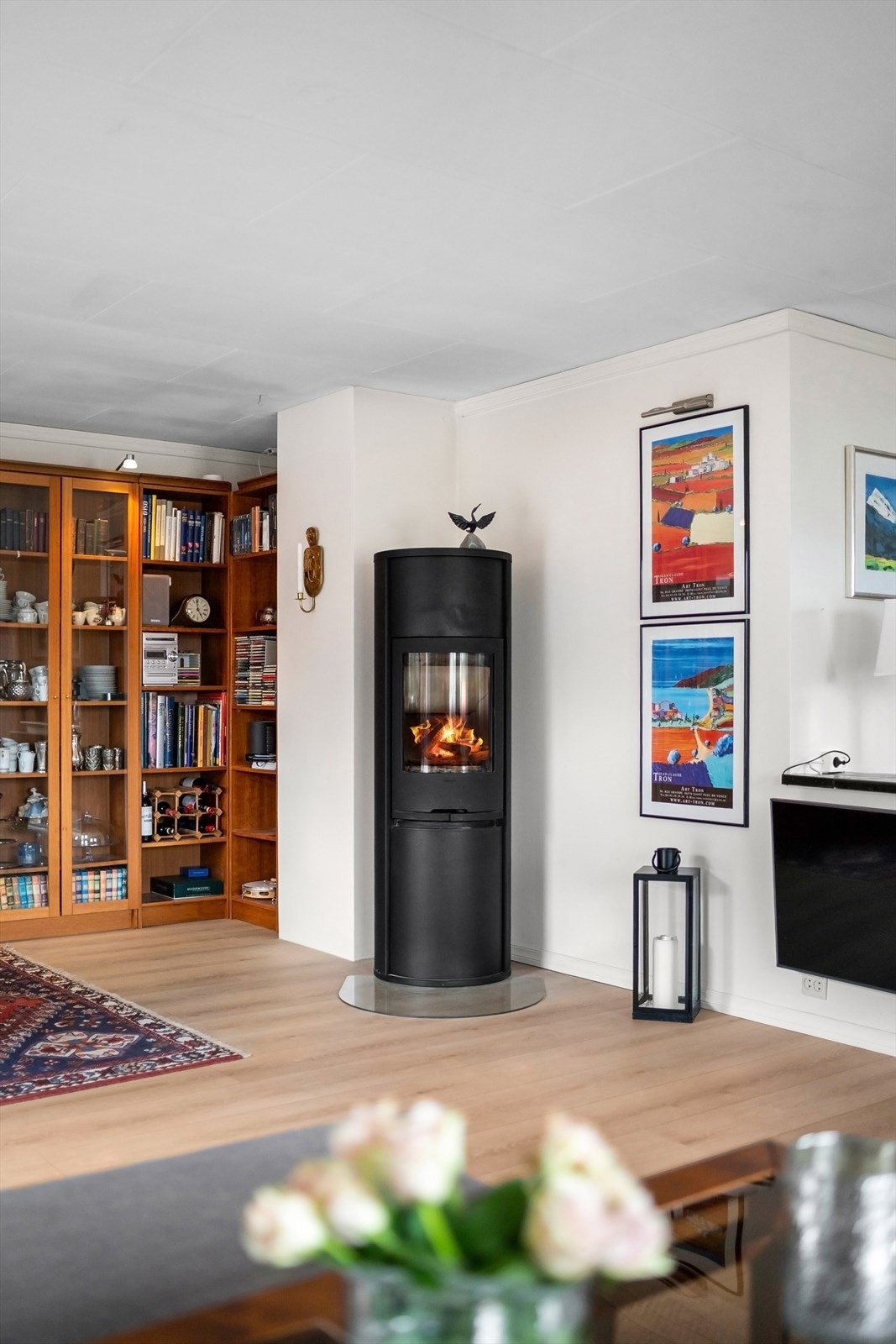 I stuen finner du en koselig peis som gir både varme og hygge Galleribilde