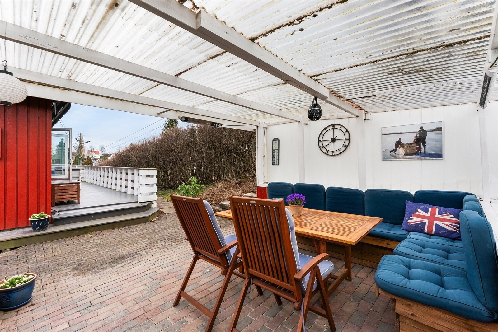 Utvendig byr boligen på nydelige uteplasser med en romslig veranda, platting med pergola og en hyggelig hage klar for lek og moro Galleribilde
