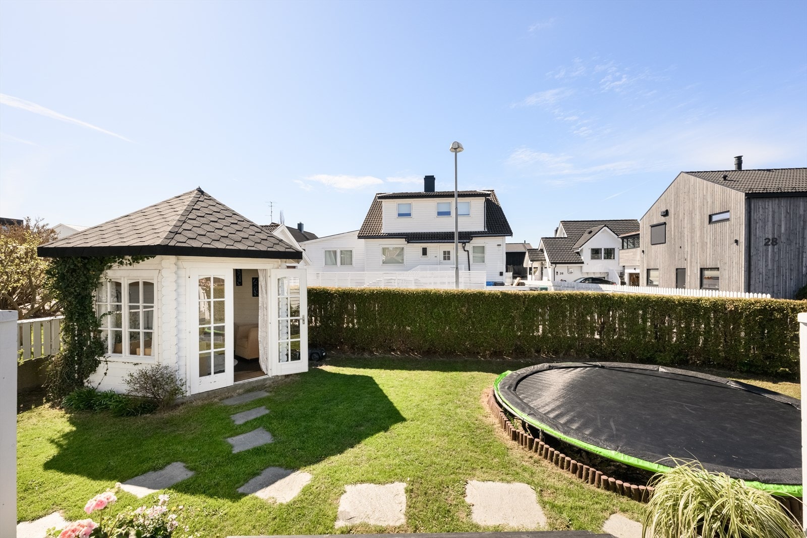 I 2015 ble det bygd et lysthus i hjørnet av hagen - et lunt sted å tilbringe sommerkveldene. Galleribilde