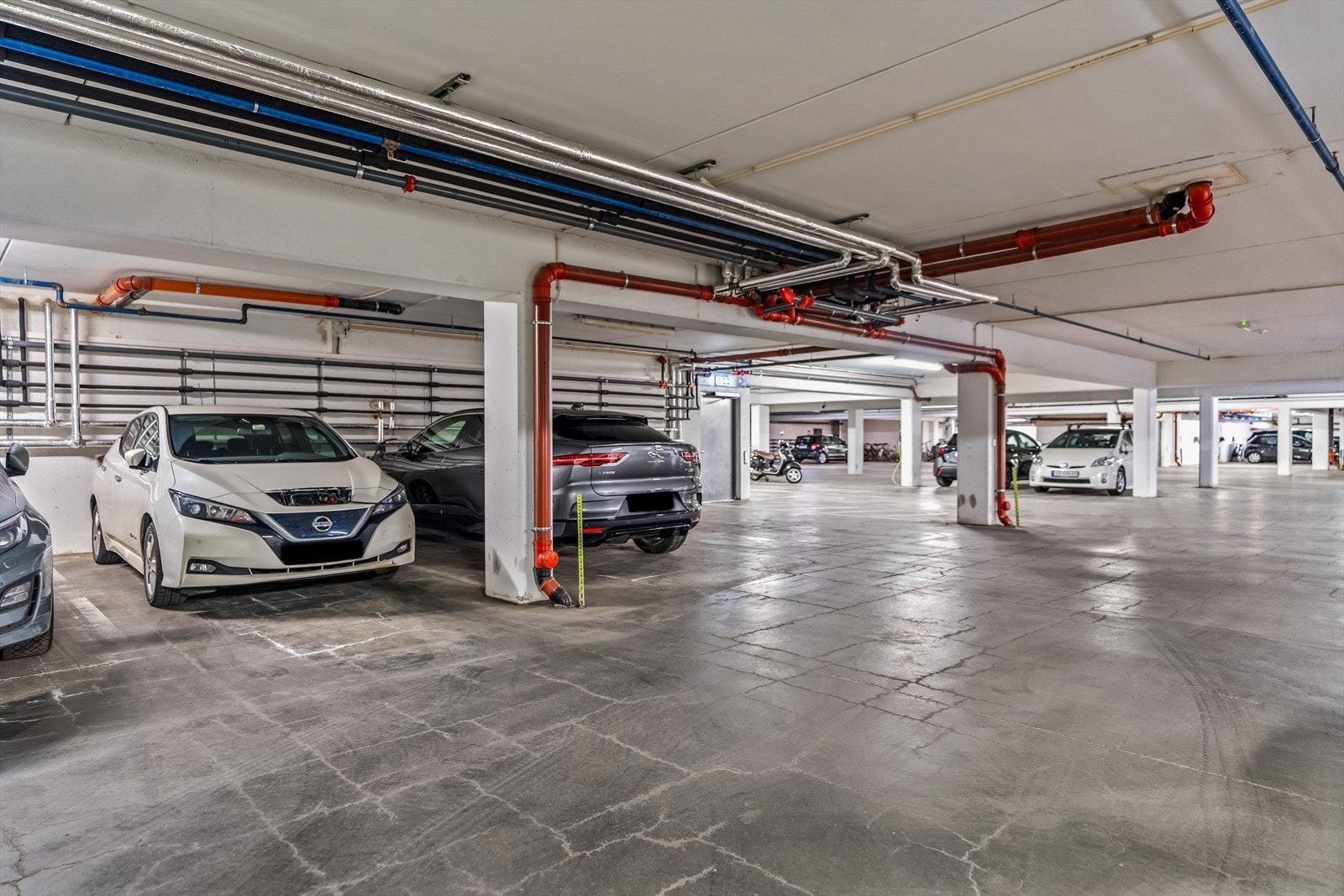 Leiligheten disponerer en parkeringsplasser i sameiets garasje. Galleribilde