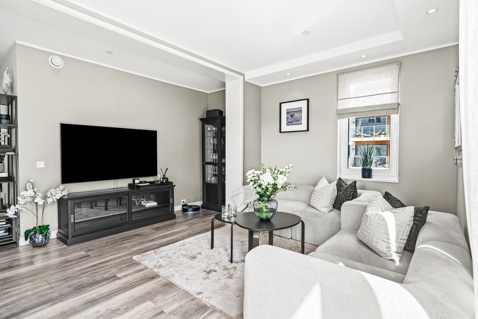 I stuen er det god plass til sofaseksjon, tv-møbel og spisegruppe. Galleribilde