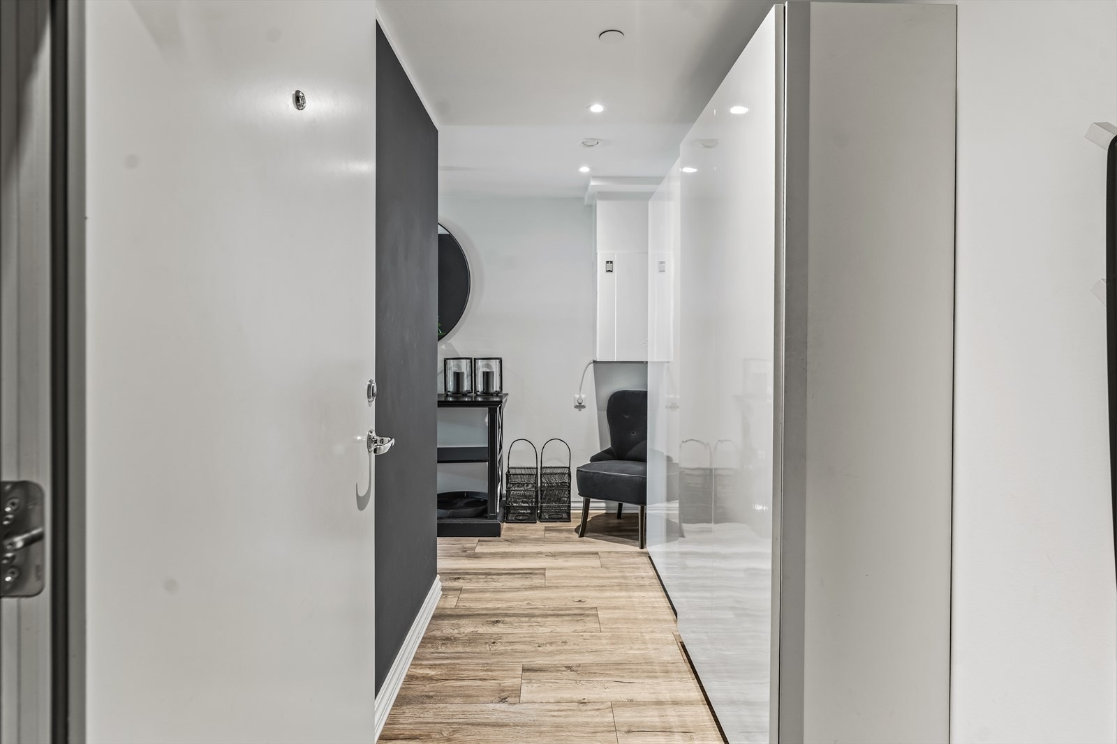 Det er god plass til å henge fra seg yttertøy i skyvedørsgarderobe. Galleribilde