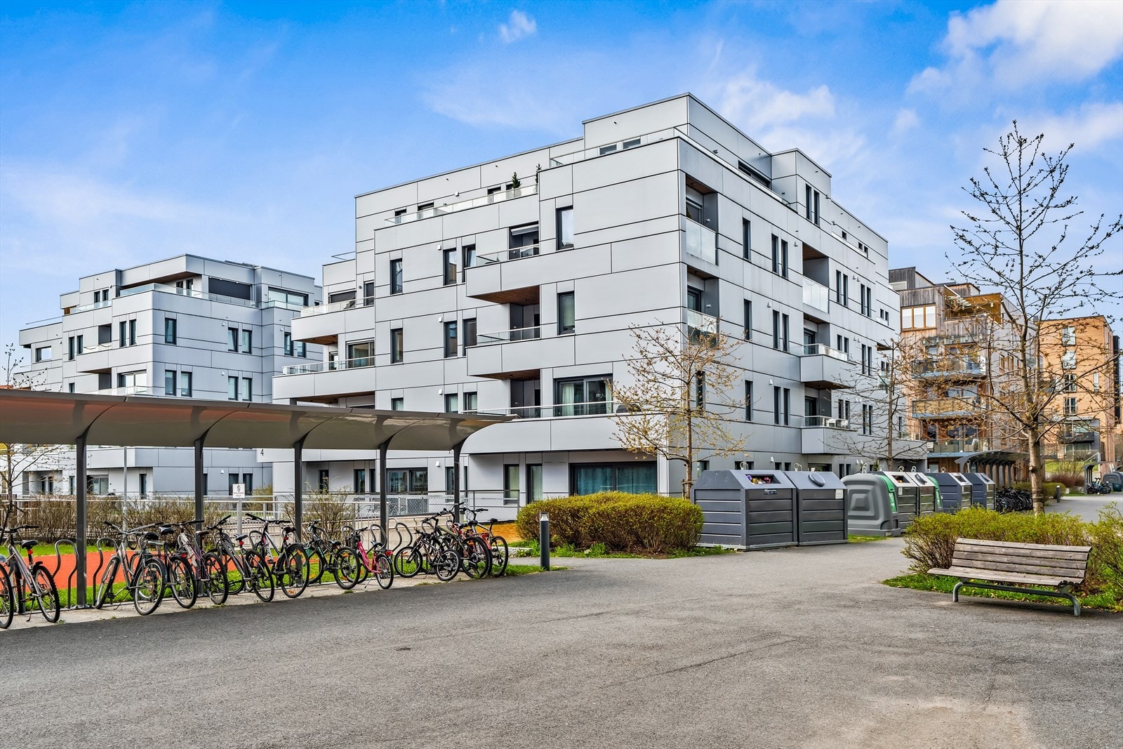 Sameiet har pent opparbeidede fellesarealer, med blant annet sykkelparkering og sittegrupper. Galleribilde