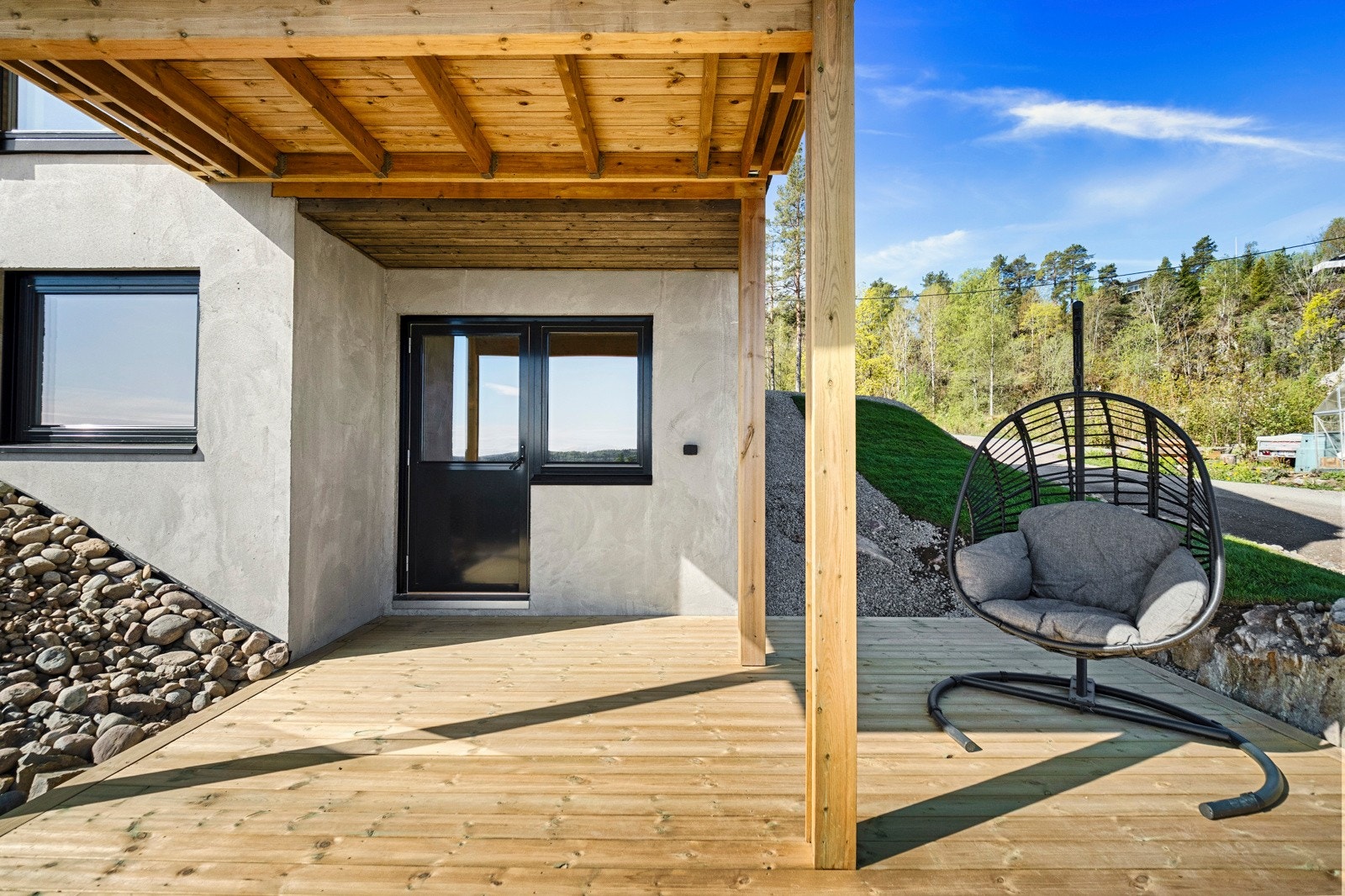 Dels overbygd og solrik terrasse. Galleribilde