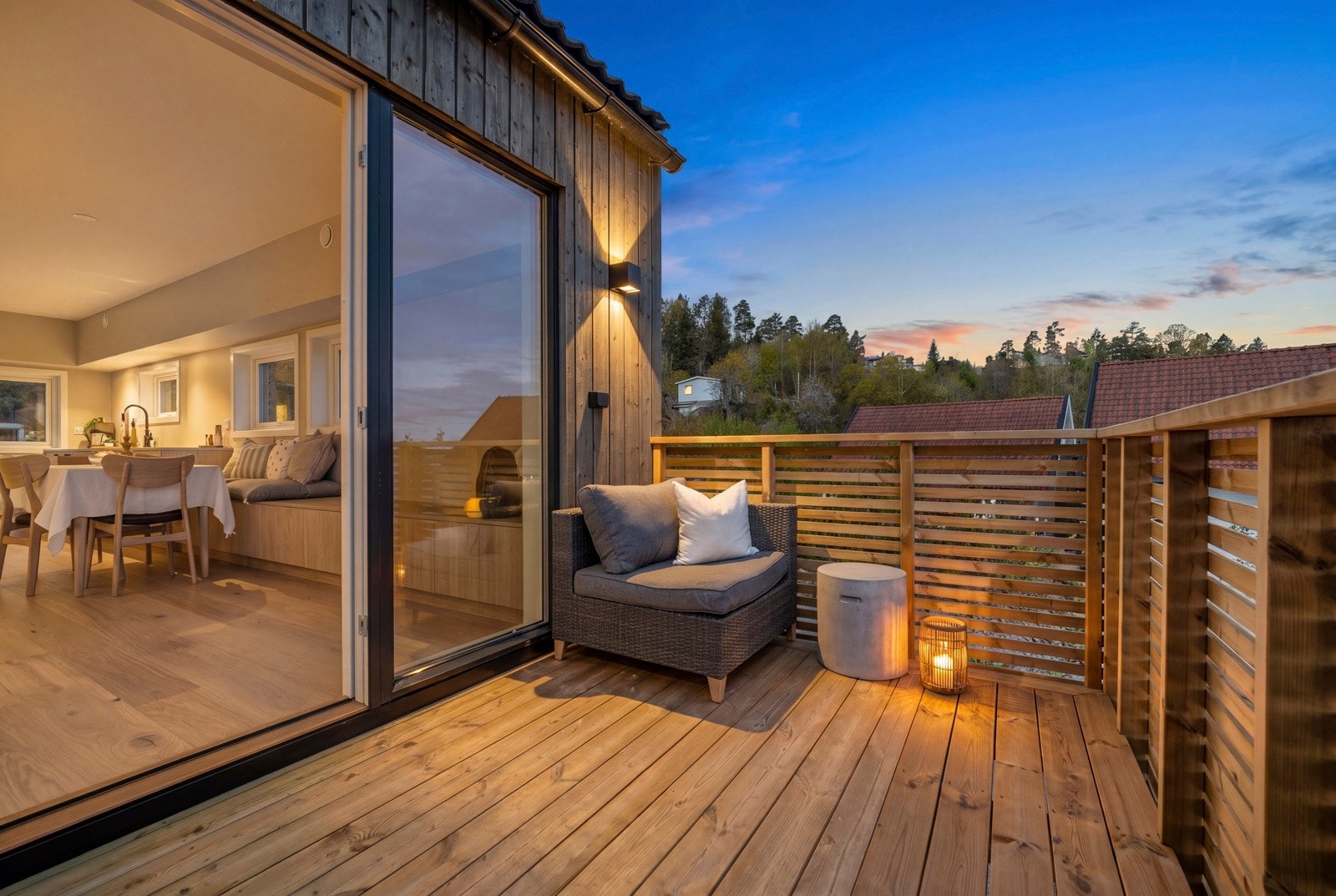 Fjordstien 3B hyggelig terrasse mot utsikten. AI Galleribilde