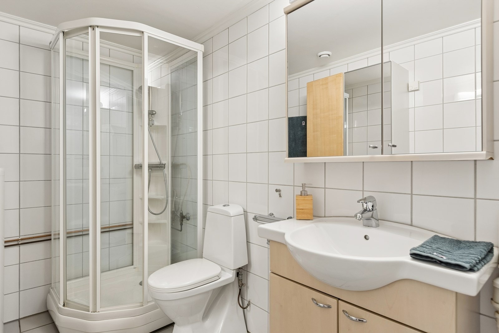 Flislagt bad på 5,6 m² med behagelig gulvvarme. Galleribilde