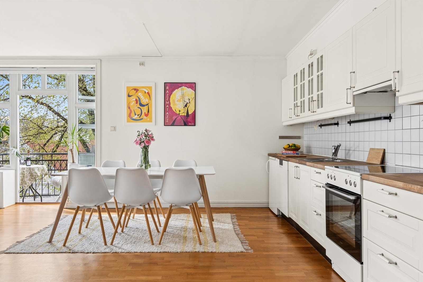 Leiligheten ligger ypperlig til i tredje etasje i en bygård med heis. Galleribilde