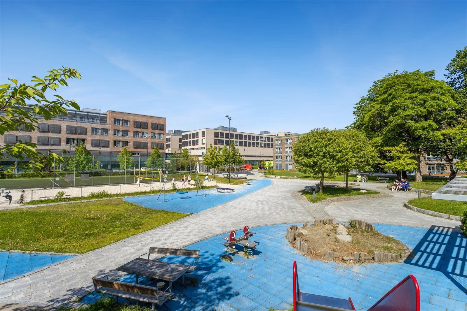 Kort vei til Finalebanen park med et raust aktivitetstilbud med blant annet sandvolleyball, parkour/turn og asfaltert flate. På vinter islegges banen. Galleribilde