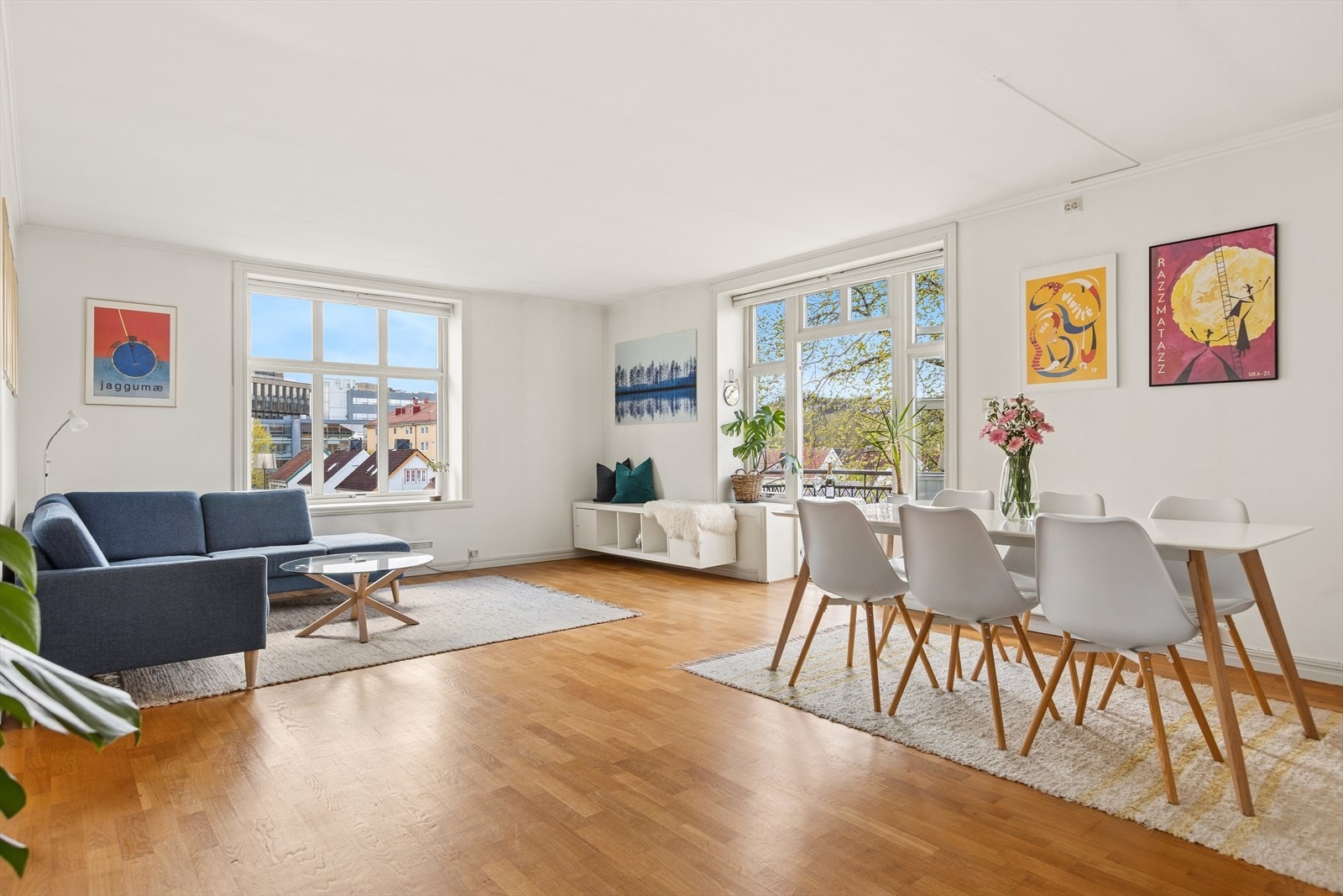 Hjertet i boligen er en åpen kjøkken/stue-løsning på 32,5 m² holdt i lyse farger. Galleribilde