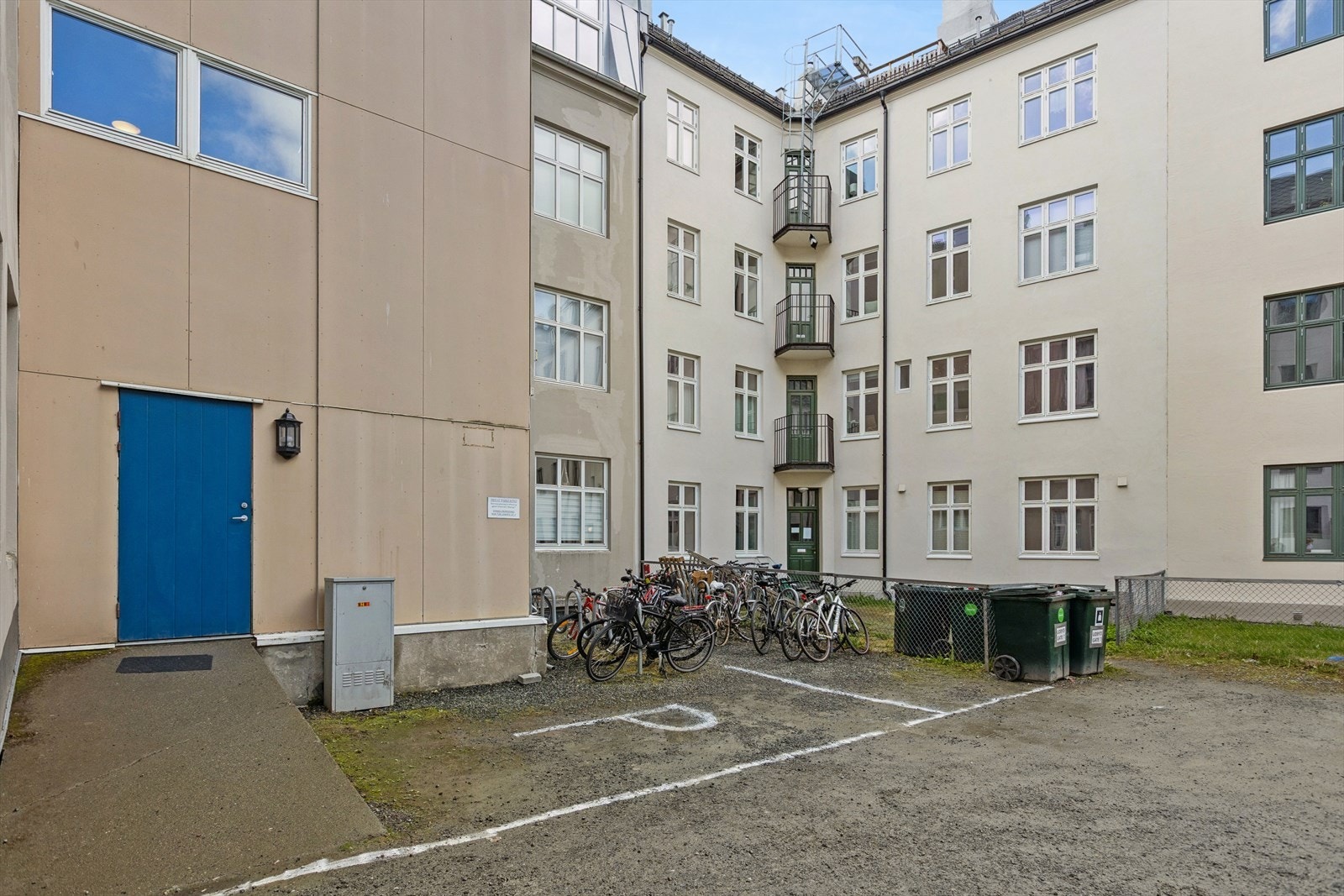 Sykkelparkering i bakgården med delt gjesteparkering. Bussholdeplass med metrobuss og flybuss i umiddelbar nærhet gjør det enkelt å komme seg hvor som helst i og utenfor Trondheim. Galleribilde