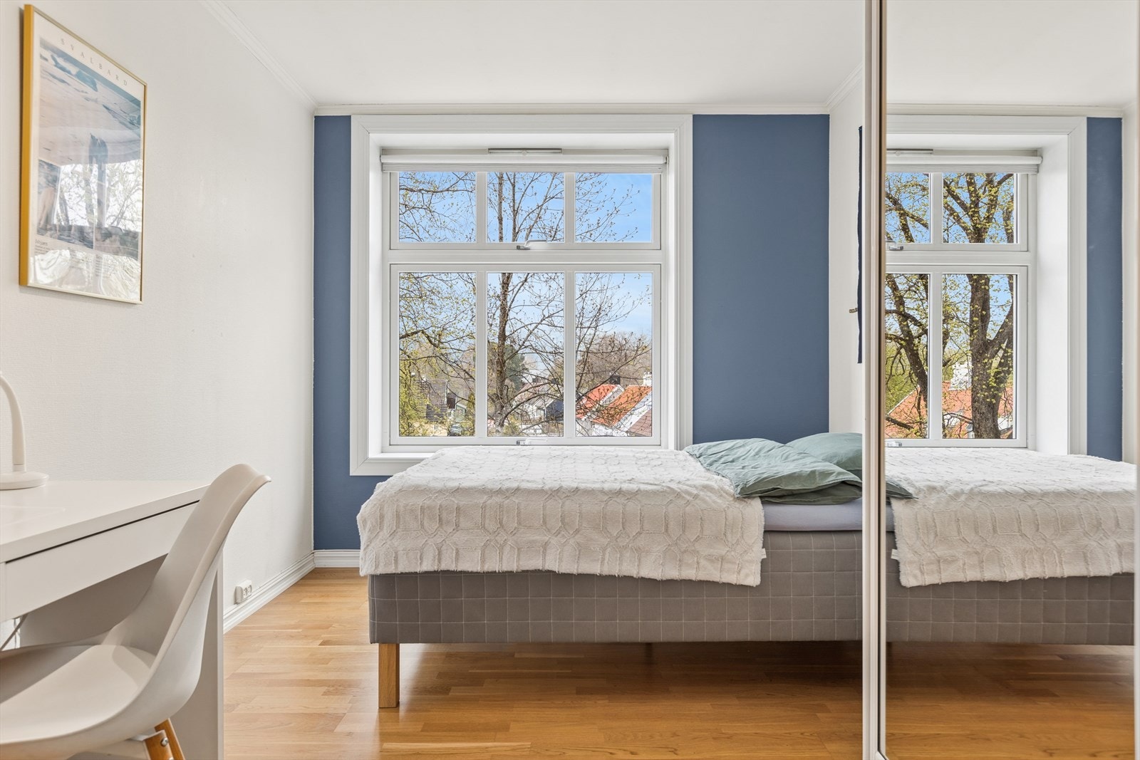 Skyvedørsgarderobe med speilfronter medfølger. Galleribilde
