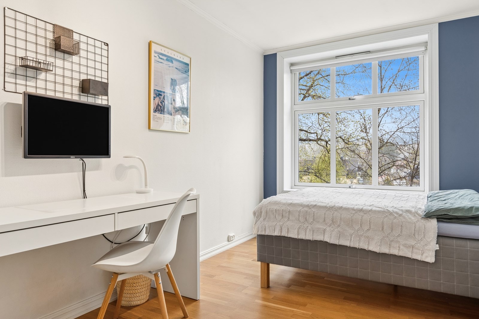 Romslig hovedsoverom på 13,4 m² med plass til stor seng og skrivebord. Galleribilde