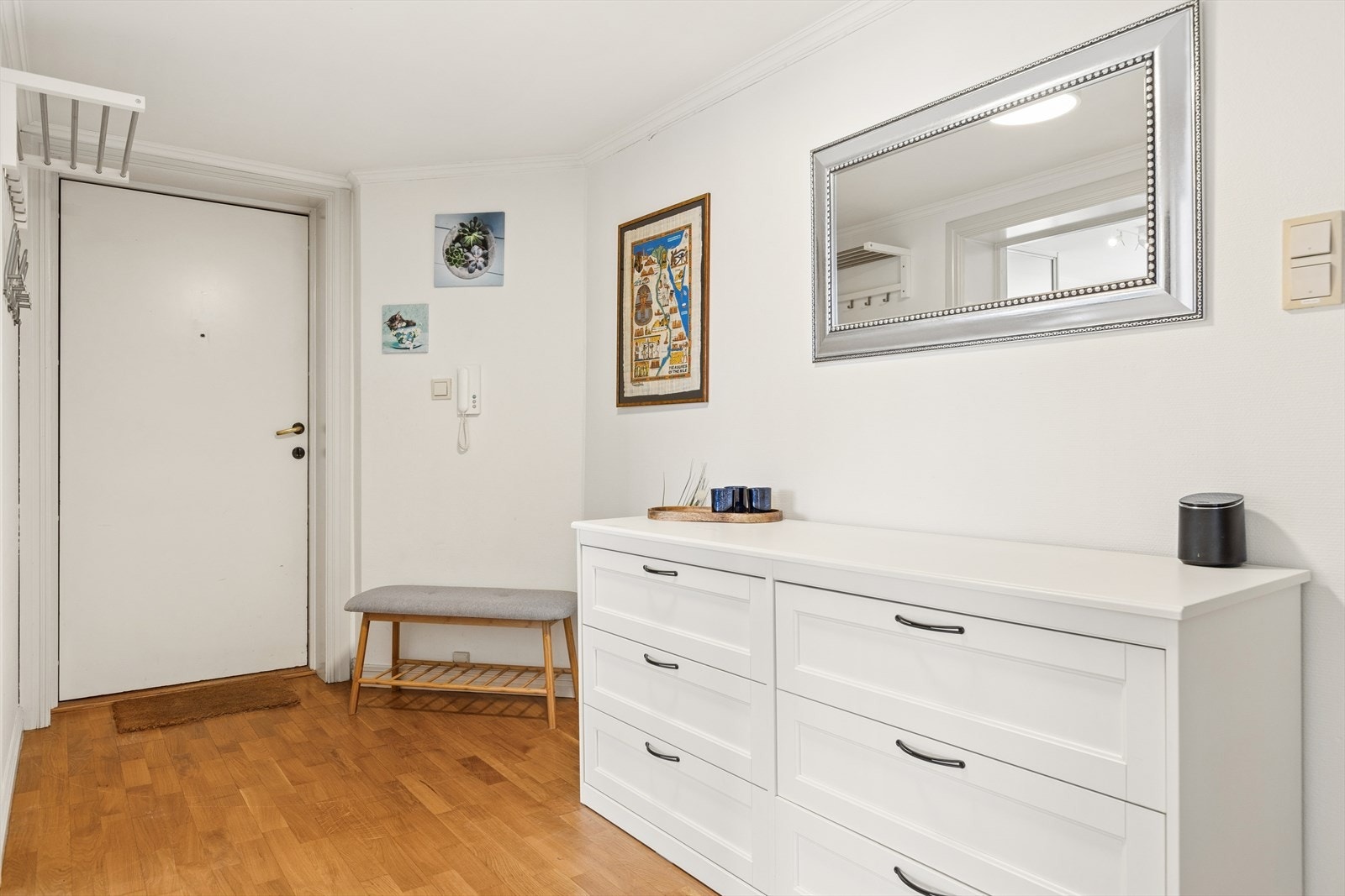 Velkommen inn! Romslig gang på 8 m² med god plass til oppbevaring av yttertøy. Galleribilde