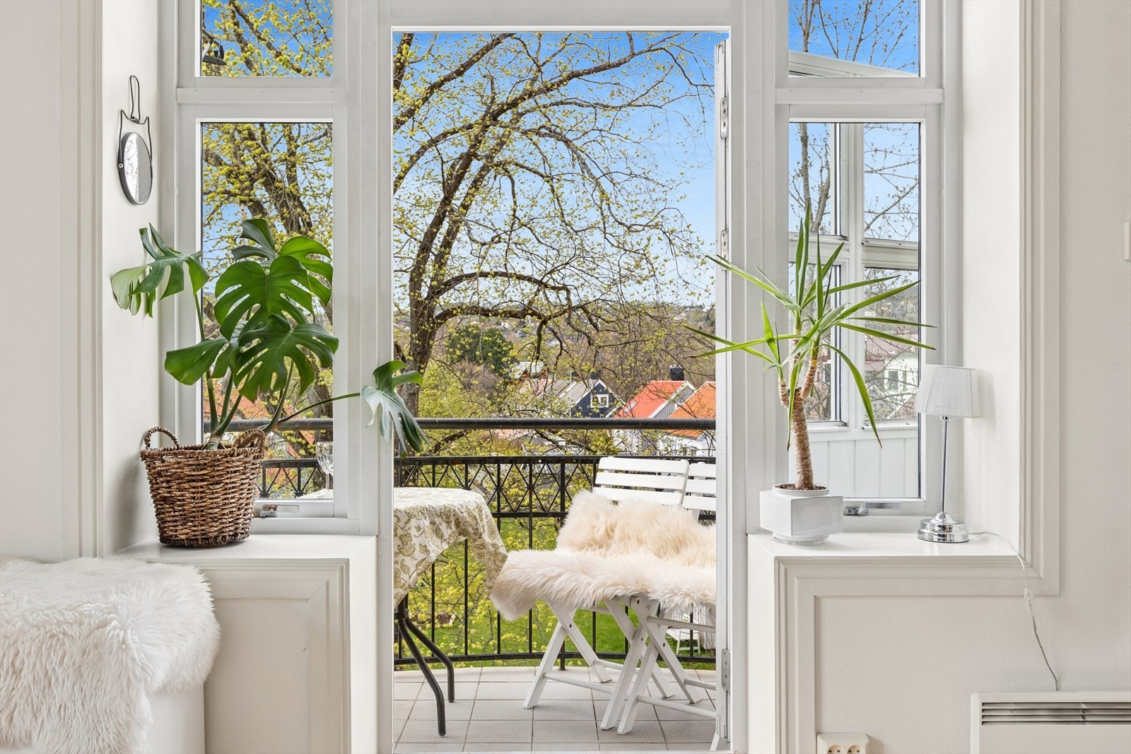 Fra stua har man utgang til en flott balkong med plass til en liten sittegruppe. Galleribilde