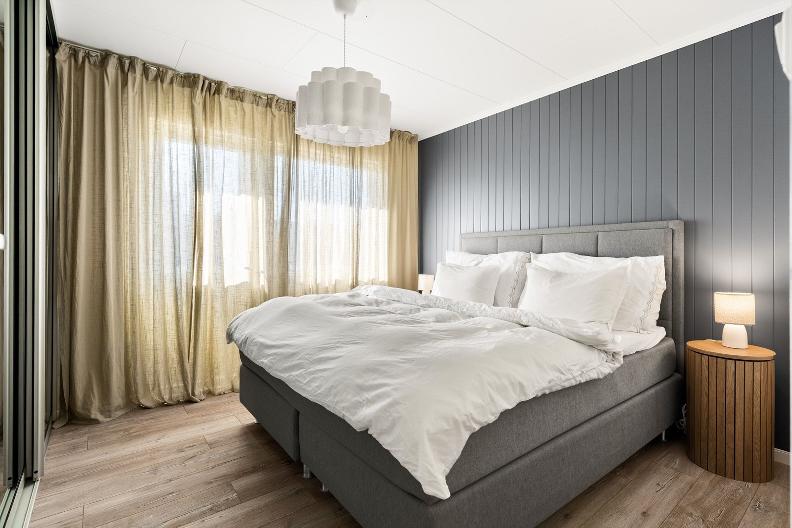 Romslig hovedsoveorm med plass til dobbeltseng, nattbord og medfølgende skyvedørsgarderobe. Galleribilde
