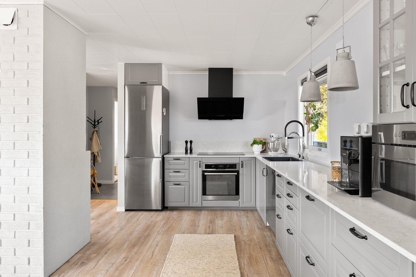 Pen og komplett kjøkken med profilerte fronter. Hvitevarer medfølger handelen. Solid og slitesterk benkeplate av stein. Ekstra kjøkkenarmatur fra Grohe blue (boblevann) Galleribilde