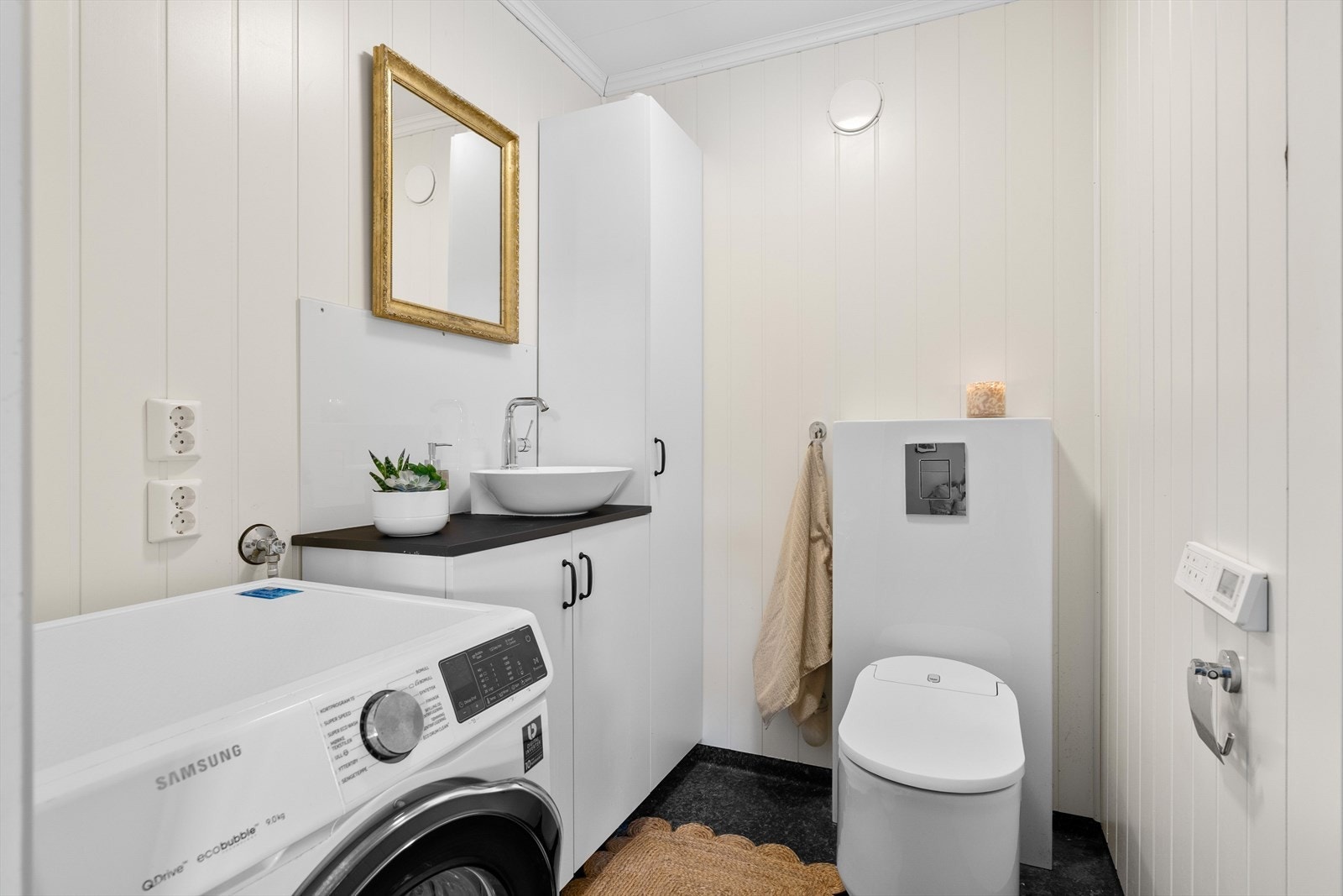 Vaskerommet har opplegg for vaskemaskin og toalettdusj fra Grohe. Galleribilde