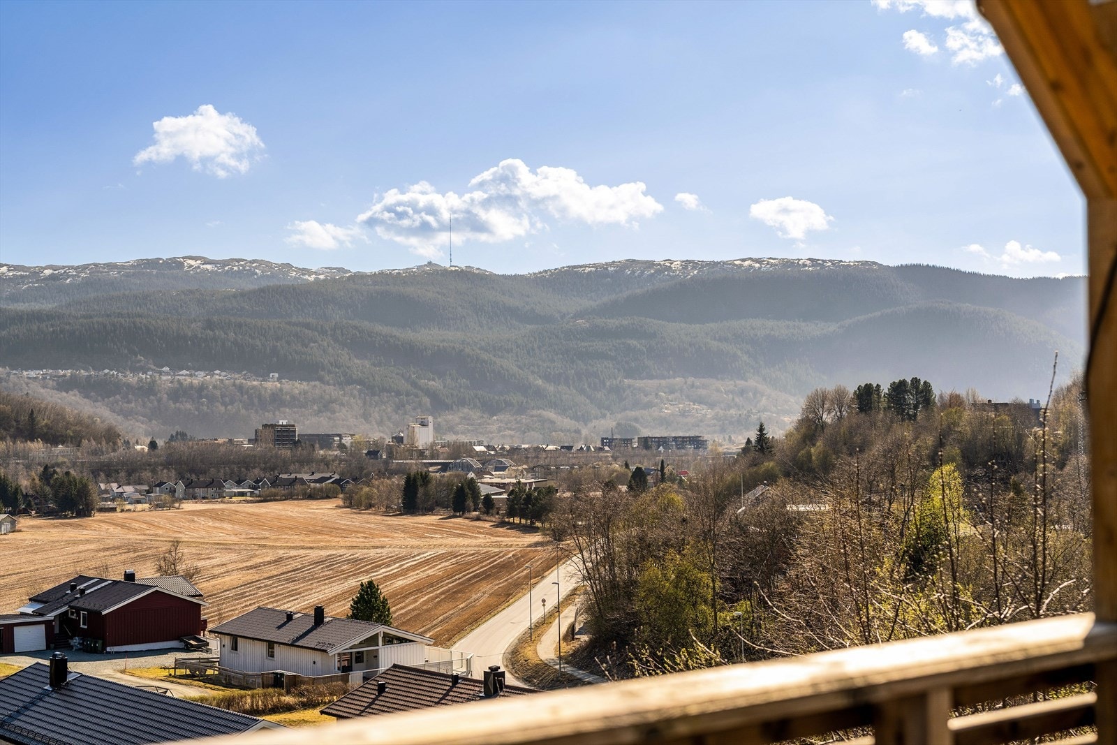 Vidstrakt utsikt utover Melhus og Gauldalen. Vassfjellet vises i bakkant. Galleribilde