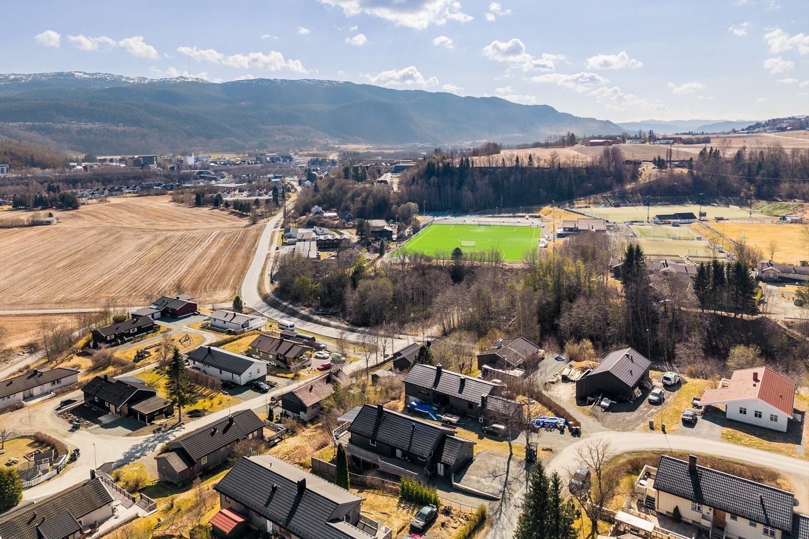 Eiendommen ligger i et rolig boligområde med nærhet til skoler og idrettsanlegg. Galleribilde