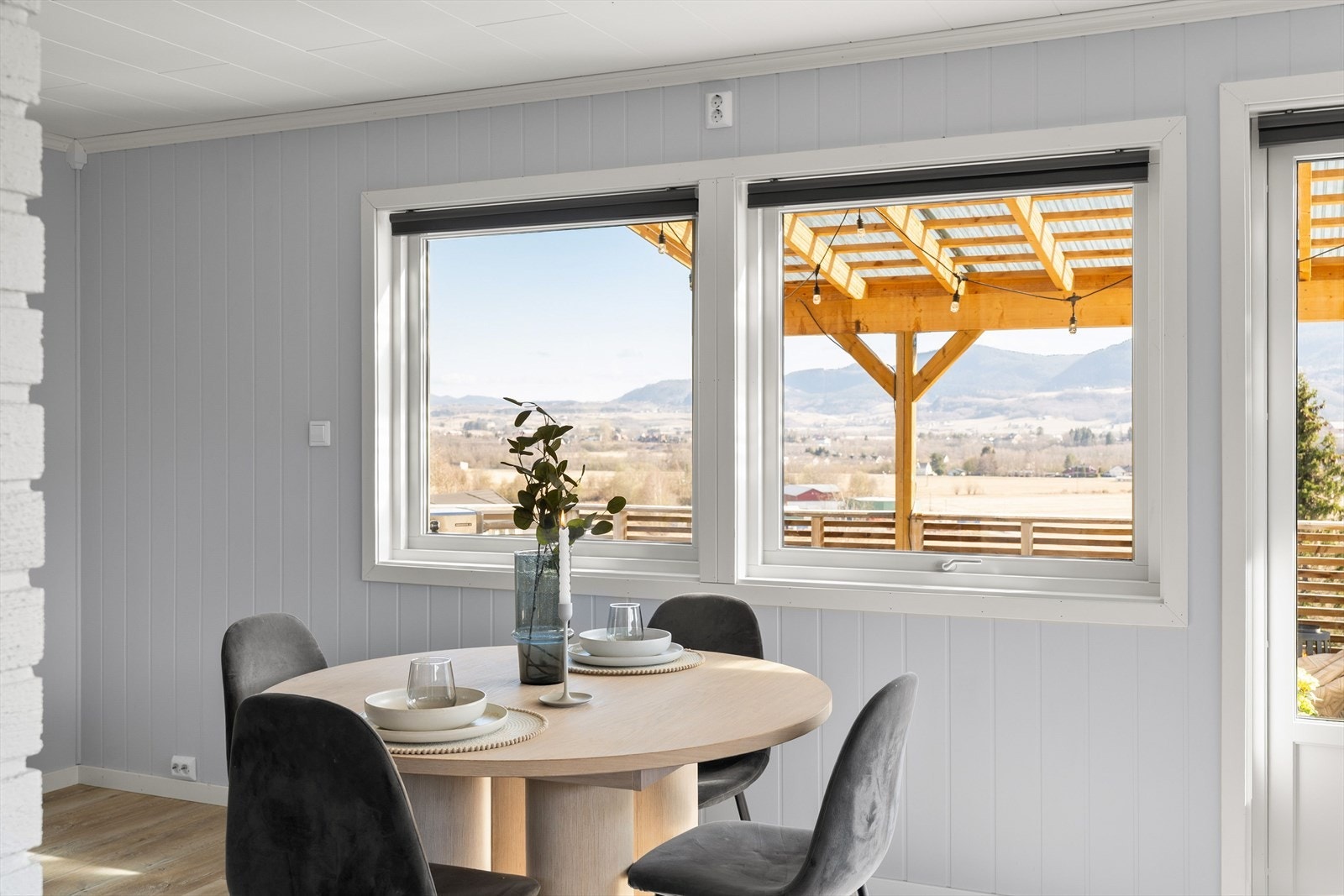 Utgang til terrasse fra stuen gir mulighet for å nyte uteområdet. Galleribilde
