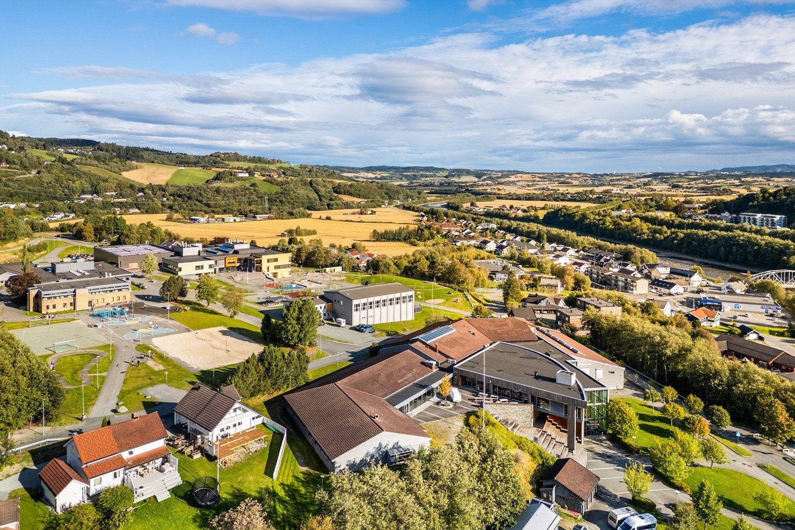 Kort veg til Gimse barne og ungdomsskole, samt Melhus VGS. Galleribilde
