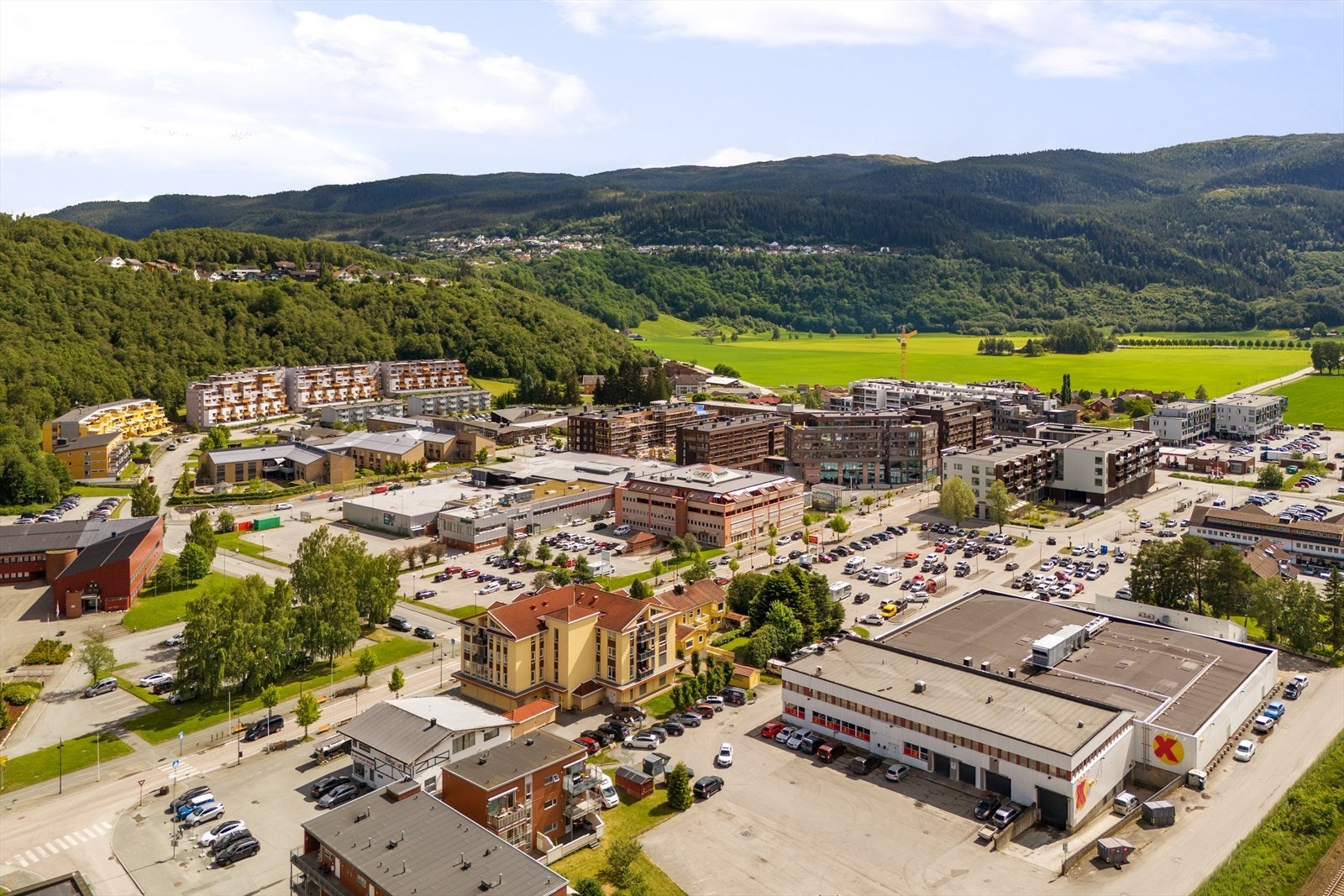 I Melhus sentrum, som ligger ca 1,5km fra boligen har man et bredt utvalg av nærbutikker, samt kjøpesenter. Galleribilde