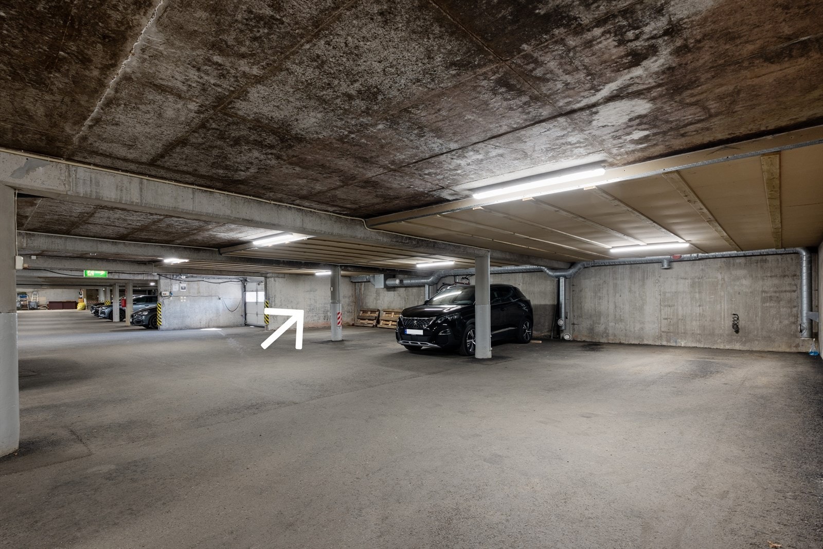 To faste garasjeplasser samt godt med gjesteparkeringsplasser. Galleribilde