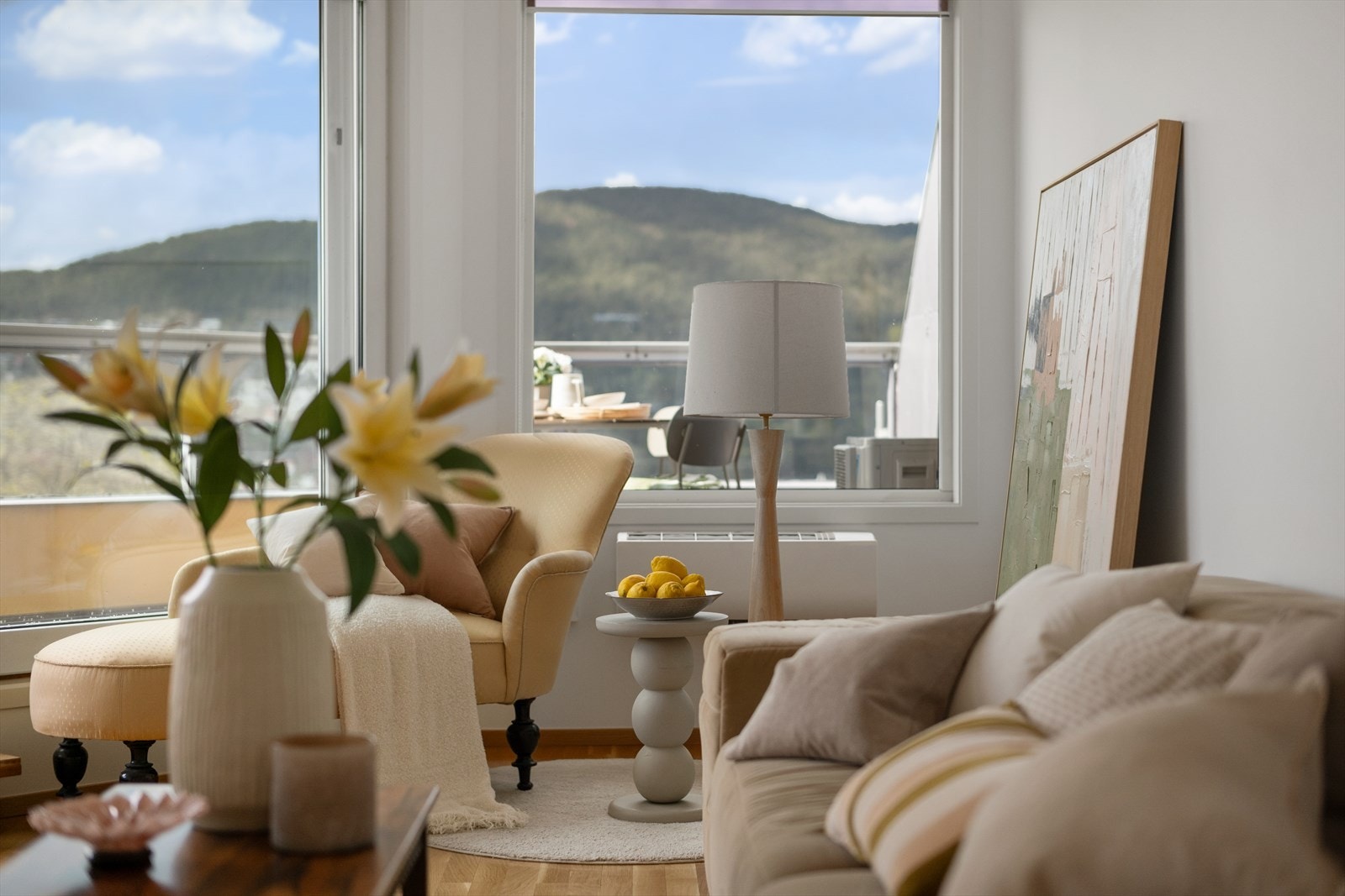 Her får du en perfekt lesekrok med naturlig lys og utsyn, et rolig hjørne for kaffekoppen, en bok eller bare en pause i hverdagen. Galleribilde