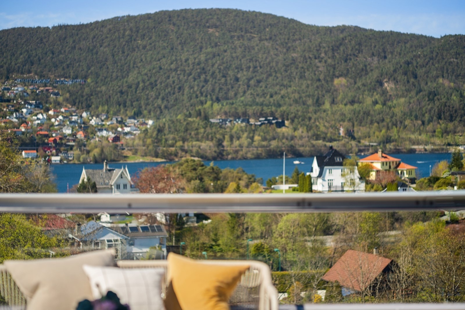 På fine sommerdager er det fine badestedet ved Nordåsvnnet og på "Kongen". Galleribilde