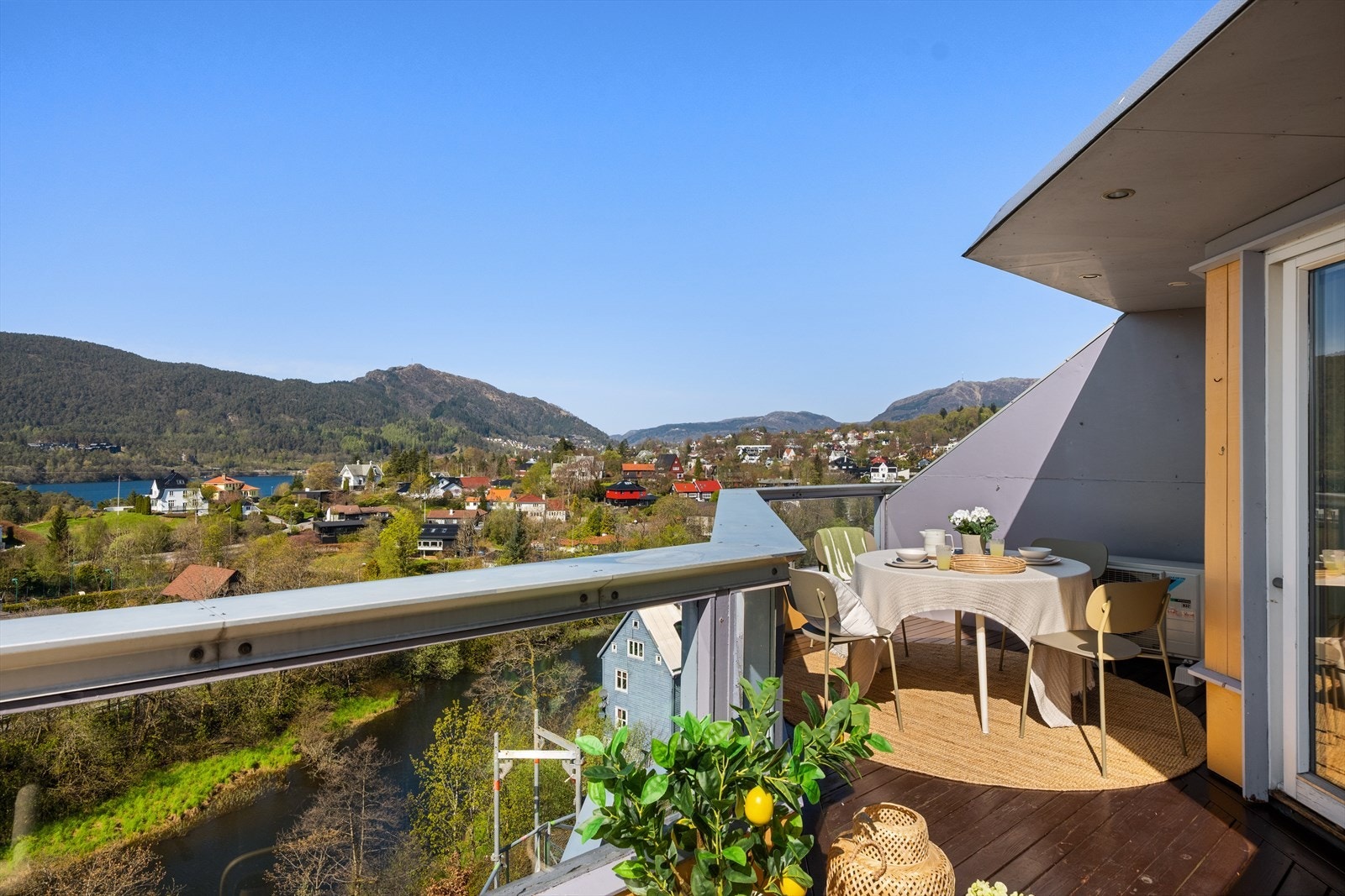 Panorama utsikt mot Bergensdalen , Fløyfjellet, Ulriken, Nordåsvannet og Løvstakken. Her er god plass til lenestoler, solsenger, gassgrill og spisebord til mange gjester. Galleribilde
